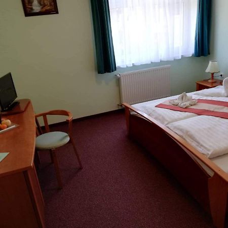 Gosztola Gyoengye-Az Erdo Szallodaja Esterno foto