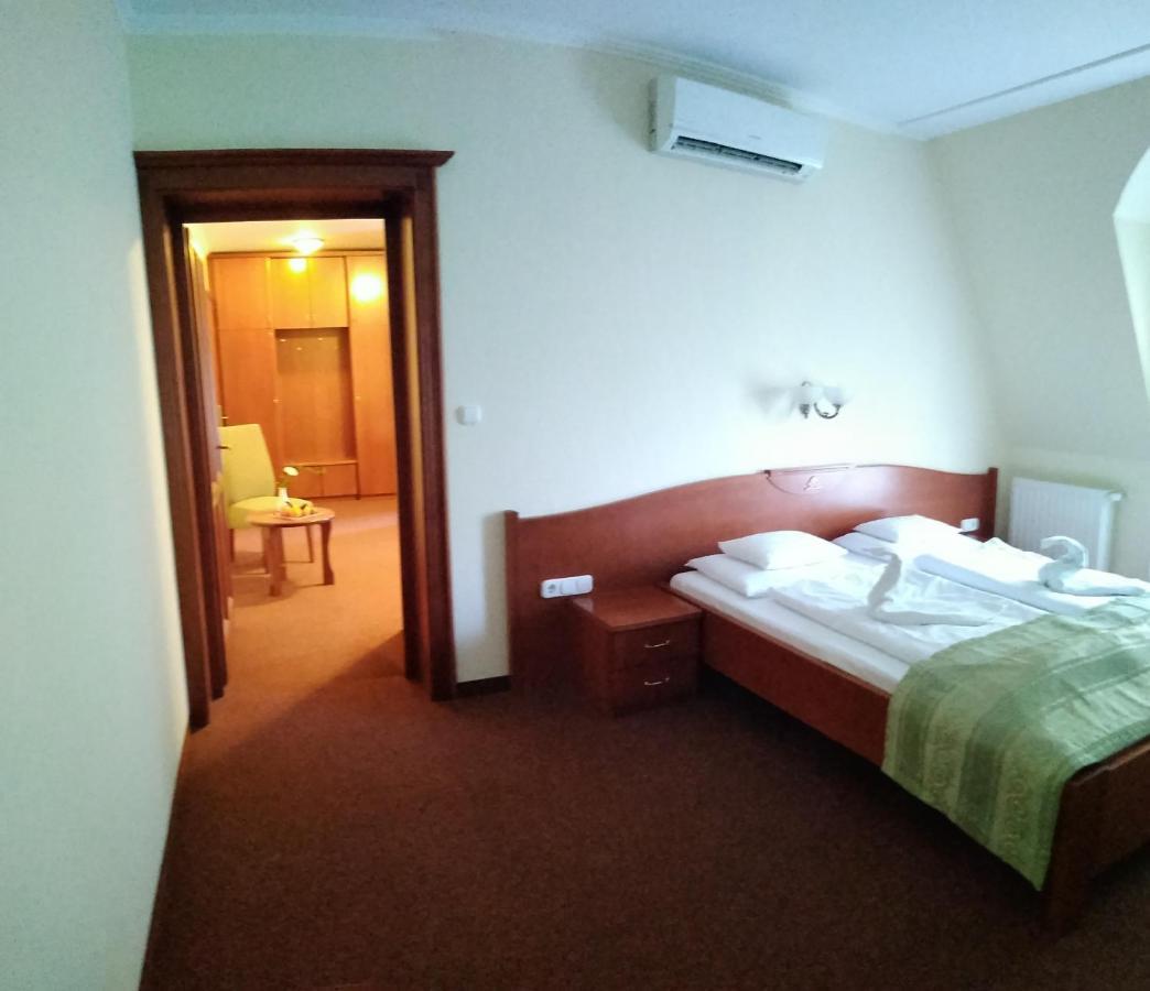Gosztola Gyoengye-Az Erdo Szallodaja Esterno foto
