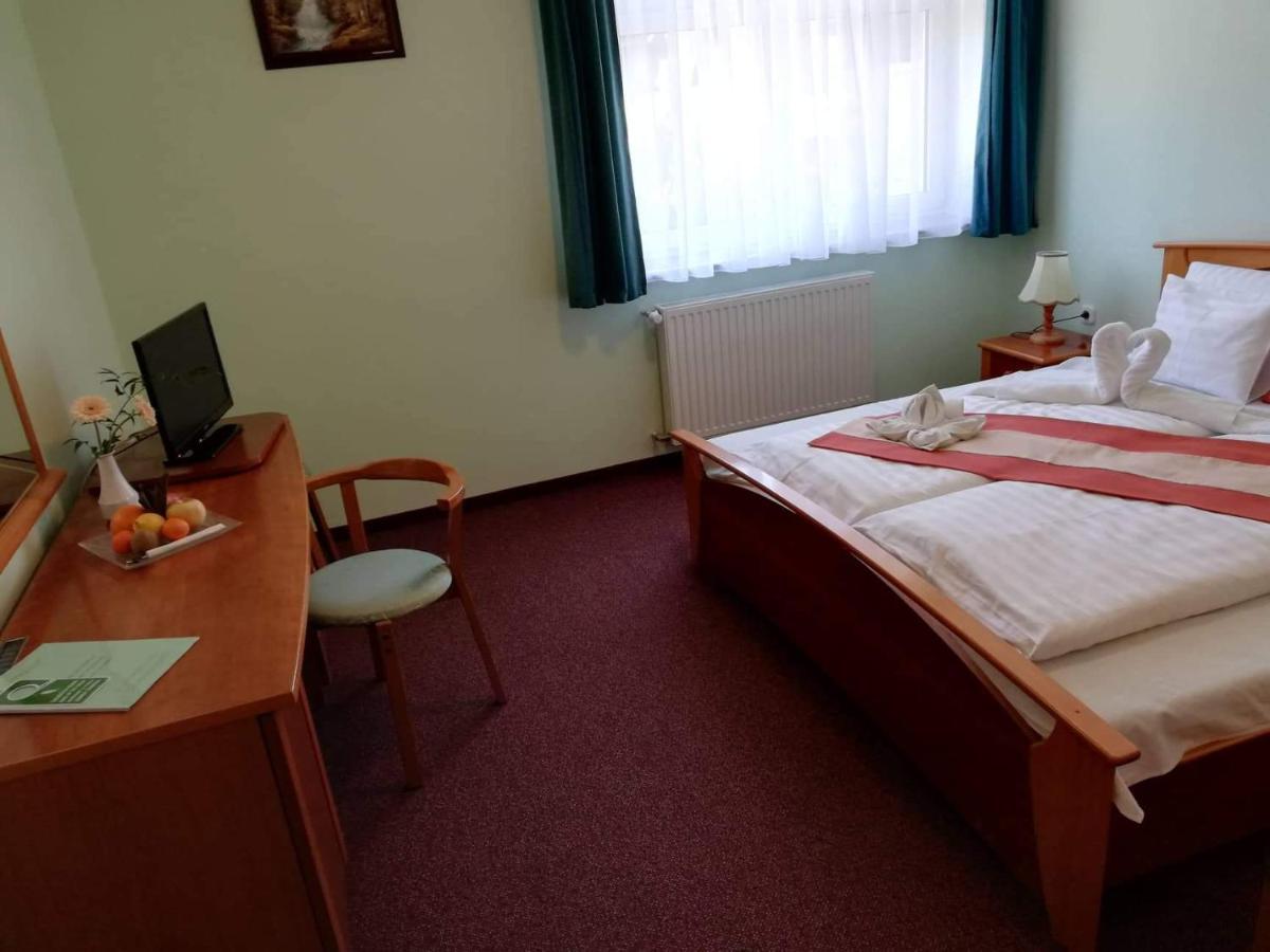 Gosztola Gyoengye-Az Erdo Szallodaja Esterno foto