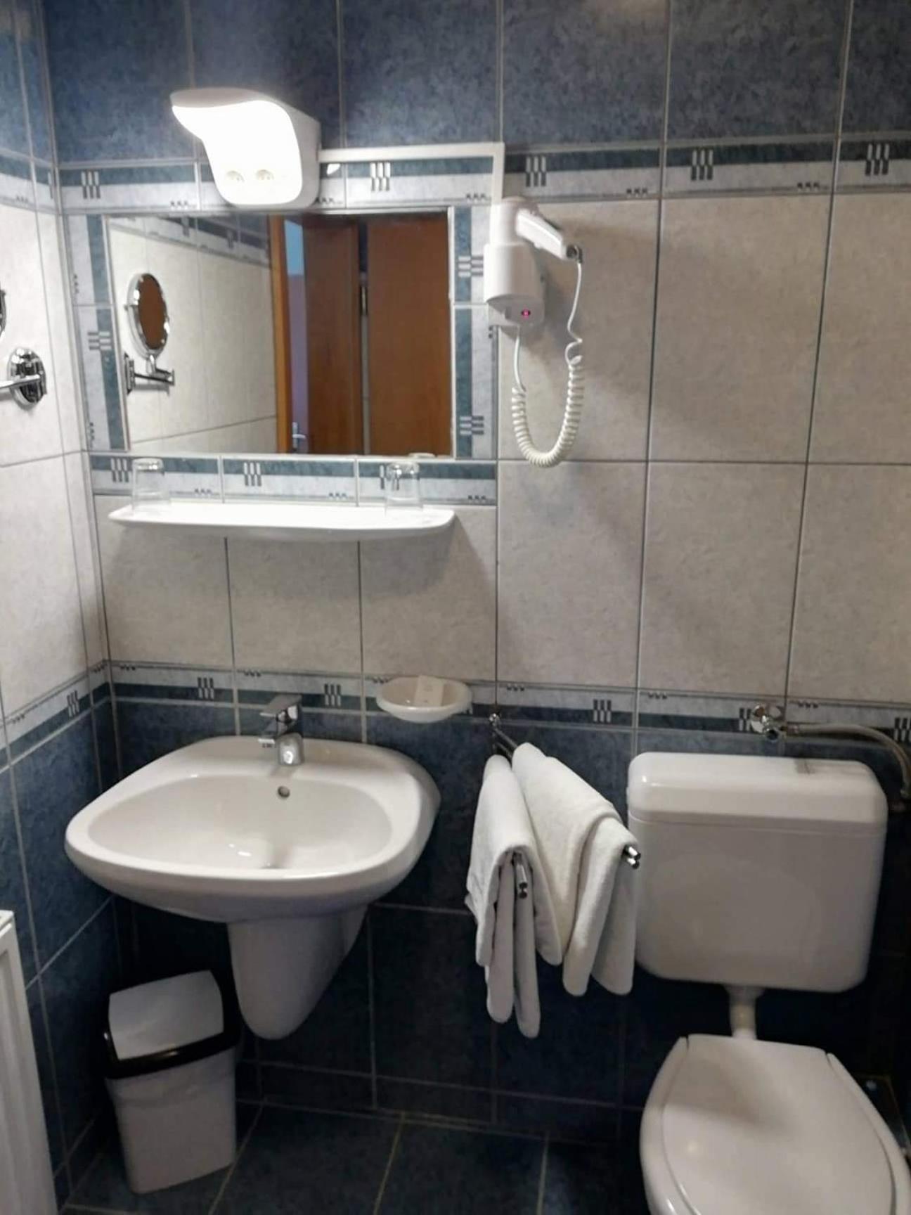 Gosztola Gyoengye-Az Erdo Szallodaja Esterno foto